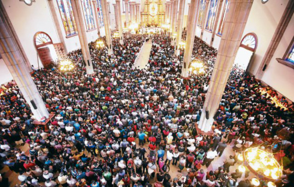 Pueblo hondureño de hinojos ante la Morena milagrosa