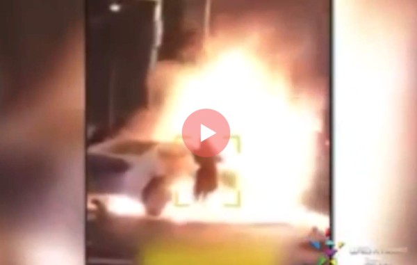 Mujer pone en riesgo su vida por sacar su cartera de un auto en llamas