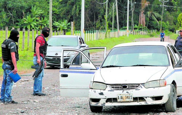 Honduras: Dentro de un taxi matan a tres hombres