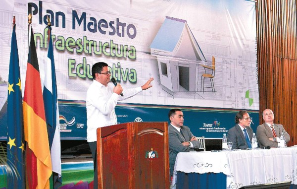 Escuelas necesitan mil millones de dólares