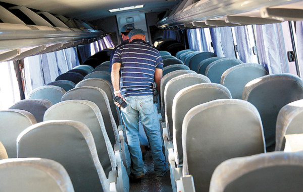 Tres policías y un civil muertos deja asalto a autobús