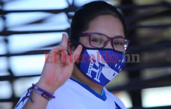 Bellas mujeres engalanan el estadio Azteca en el duelo de México-Honduras