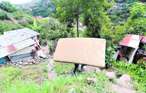 '¡Me duele, ayúdennos!”, pedía víctima de masacre en la capital de Honduras