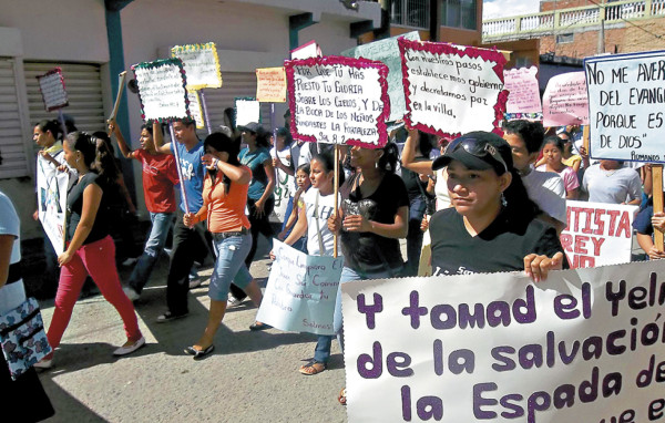 Jóvenes realizan oraciones y cánticos a favor de la paz
