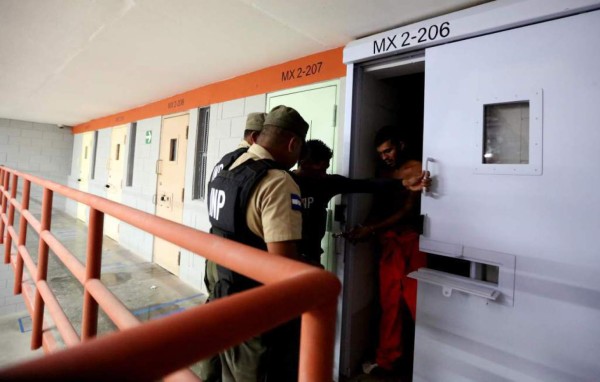 Encerrados en un celda de dos por dos metros, los segundos, minutos y horas pasan lentamente, para quienes purgarán años de sentencia (Foto: El Heraldo Honduras/Sucesos de Honduras)