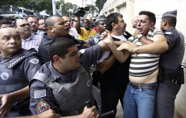 Policía brasileña allana la casa de Lula y lo lleva a declarar por fraude Petrobras