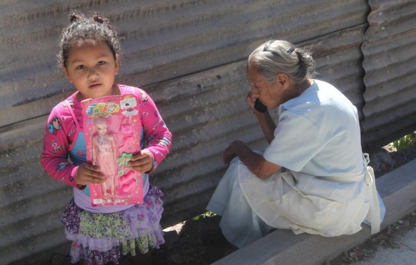 Obsequios llegan a manos de los niños de las faldas de Los Laureles en la capital de Honduras