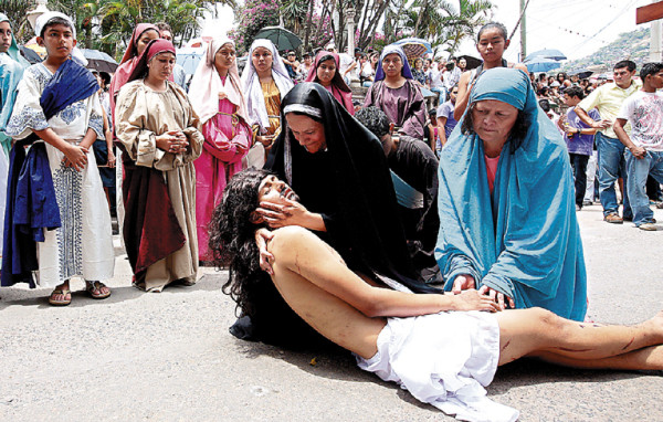 Honduras: Fieles reviven la pasión y la fe con el Vía Crucis bíblico