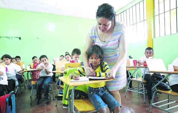 Mejora de salarios y apertura de más plazas piden los maestros en su día