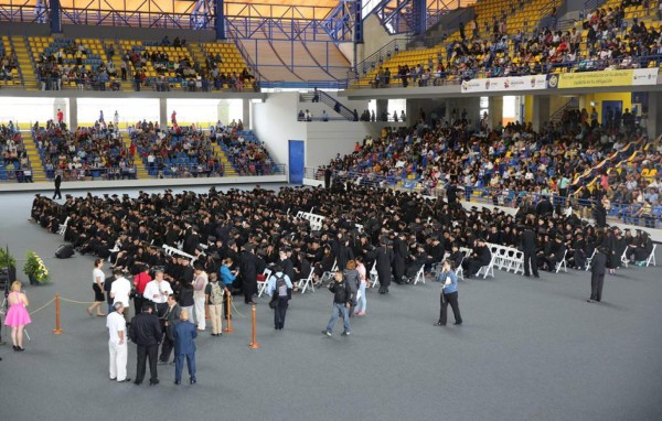 Fotogalería: Toda la algarabía y felicidad de los nuevos profesionales de la UNAH