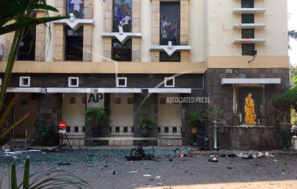 Familia de atacantes suicidas deja 13 muertos en Indonesia&nbsp;