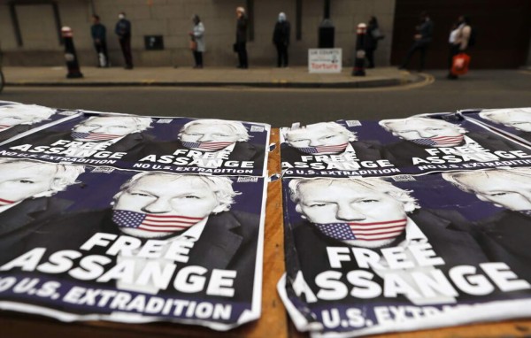 Oye voces y sufre maltrato: el calvario de Julian Assange en la cárcel