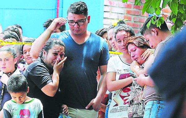 Honduras: Menor fue asesinado frente a un colegio cuando esperaba a su novia