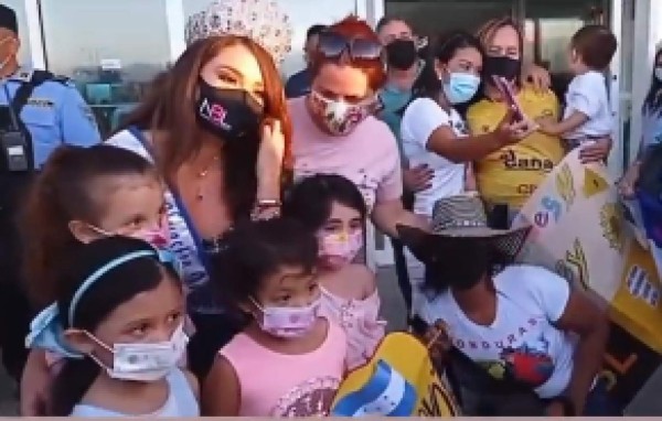 Así fue el emotivo recibimiento a Sirey Morán al arribar a Honduras tras ganar NBL