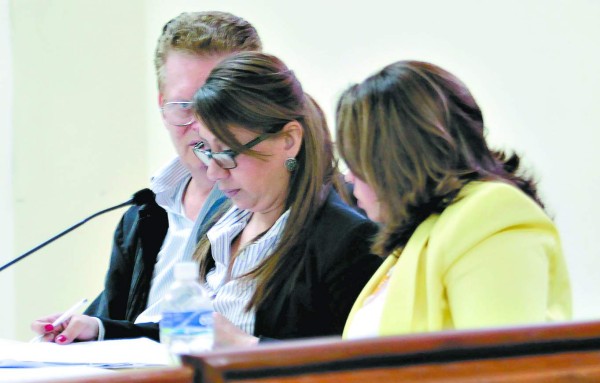 Exhiben pornografía que tenía exfuncionario hondureño