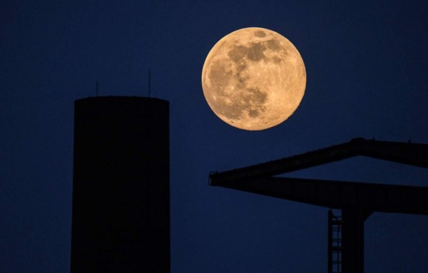 Las espectaculares imágenes que nos deja la Superluna rosa