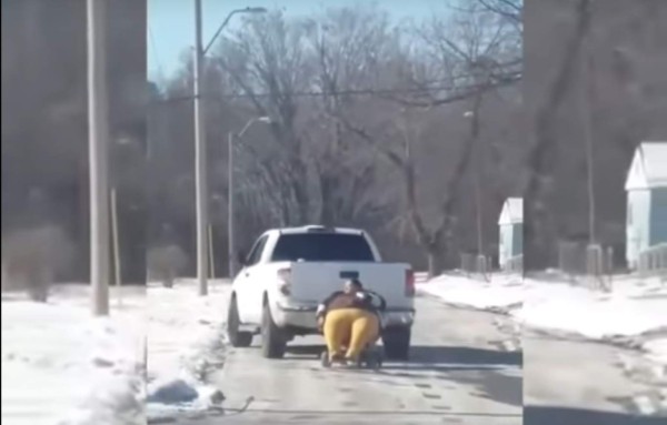 Mujer obesa es remolcada en su silla de ruedas por una camioneta