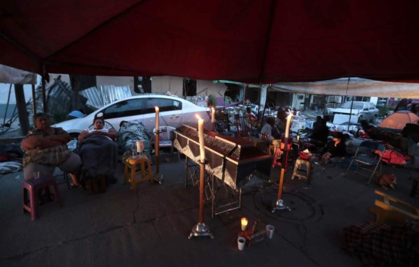 En medio del dolor y escombros un grupo de mexicanos canta 'Cielito Lindo'