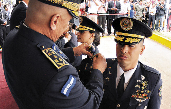 196 oficiales de policía reciben sus ascensos
