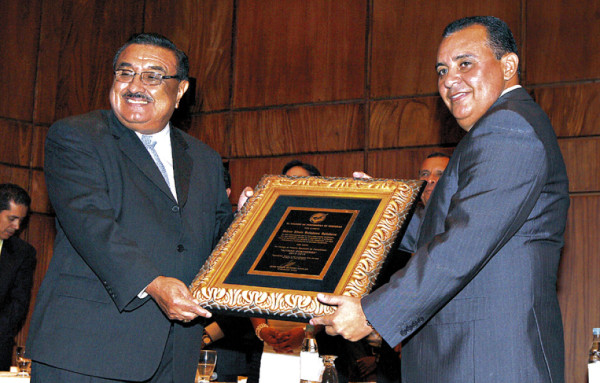 Nahúm Valladares recibe premio Álvaro Contreras