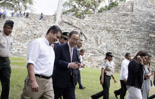 Fascinado Ban Ki-moon con el esplendor del parque de Copán