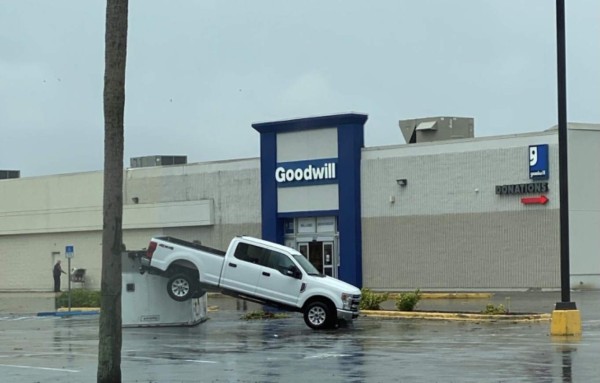 Caos y destrucción: Las imágenes que dejó el tornado en Florida
