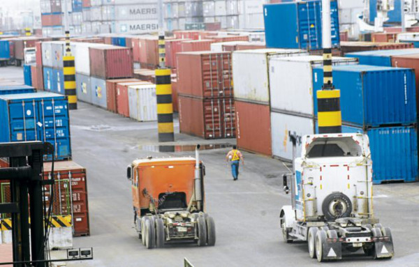 Denuncian cobros extras en portuaria