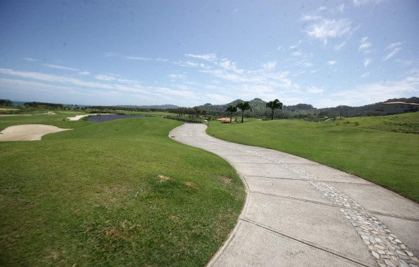 Disfrute el golf, playa y buceo en el club Pristine Bay Resort