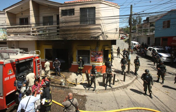 Pandilleros prenden fuego a negocio; fallece una persona