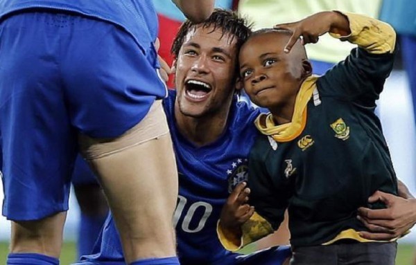 Niño sudafricano es estrella gracias a Neymar