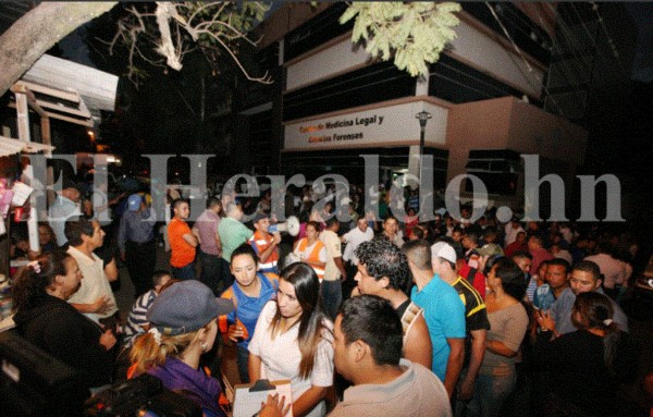 Familiares retiran cuerpos de víctimas de accidente en carretera al sur de Honduras &nbsp;&nbsp;