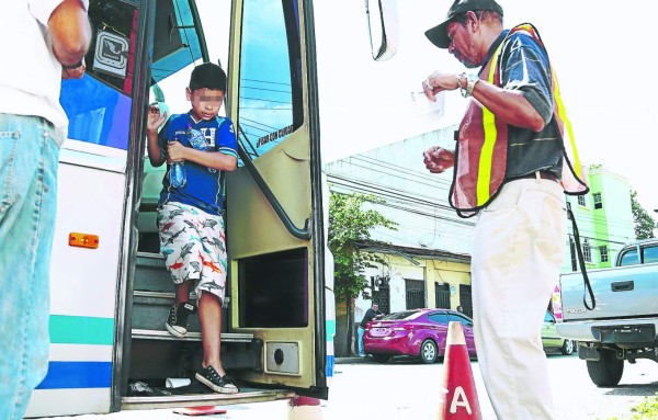 Llegan a Honduras 52 niños deportados de México