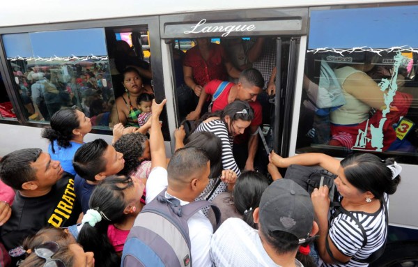 Honduras: Abarrotadas terminales de buses por salida de veraneantes