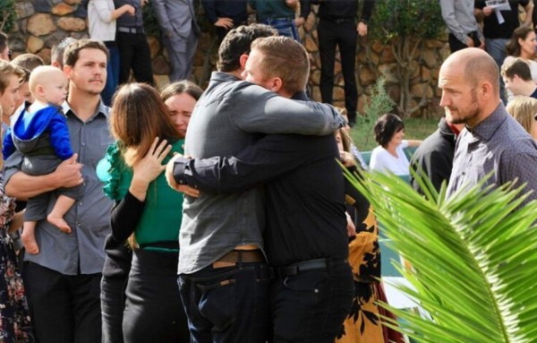 En medio de dolor y miedo sepultan a miembros de familia LeBarón