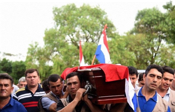 Multitud acude a sepelio de opositor muerto por policía en Paraguay