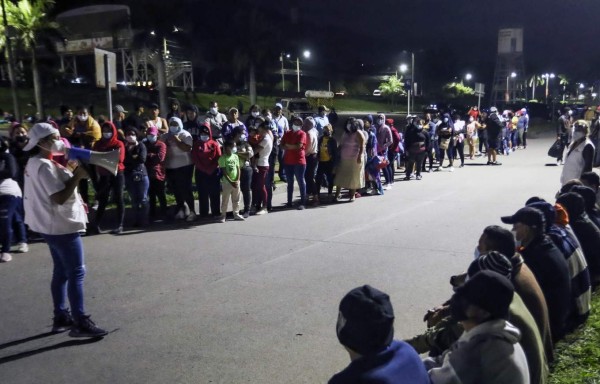 Familias enteras y jóvenes sin esperanza: la primera caravana migrante de 2022 hacia EE UU