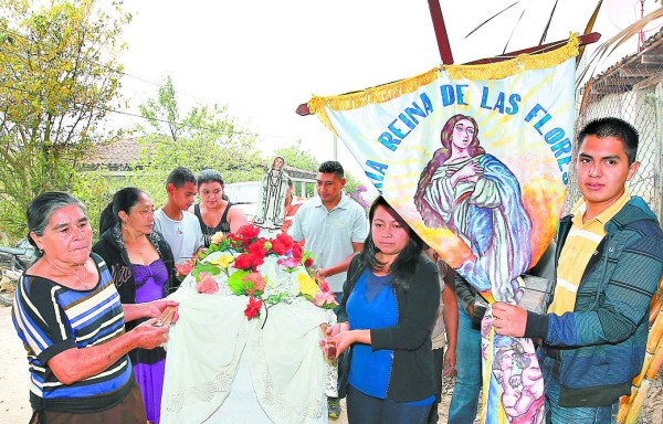 Virgen María, reina de las flores