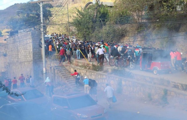 FOTOS: Momento en el que policías lanzan gas lacrimógeno a manifestantes de la aldea Yaguacire