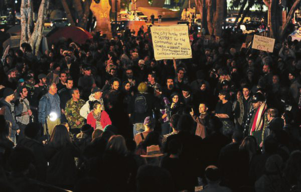 Anti-Wall Street resiste tras desafiar a policías