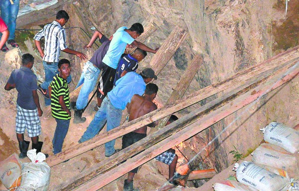 Mineros laboran bajo riesgo inminente