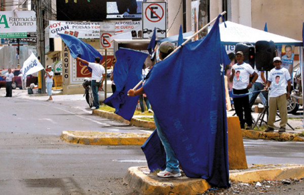 Activistas muestran listados electorales