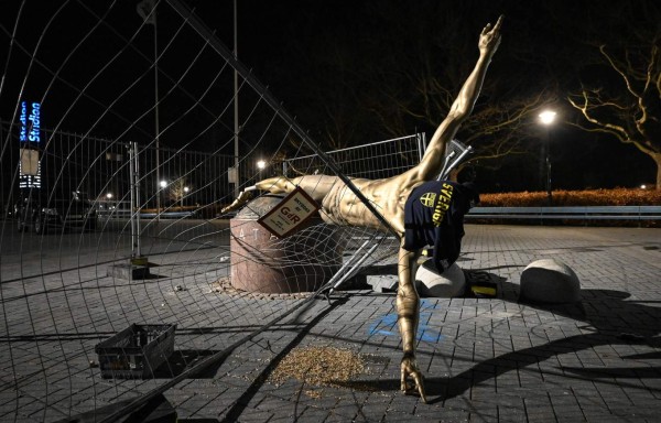 FOTOS: Destrozada y en el suelo, así quedó la estatua de Zlatan Ibrahimovic tras actos vandálicos