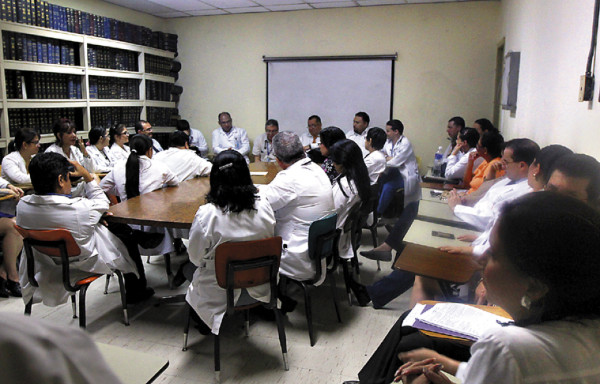 Médicos piden reunión con presidente Lobo