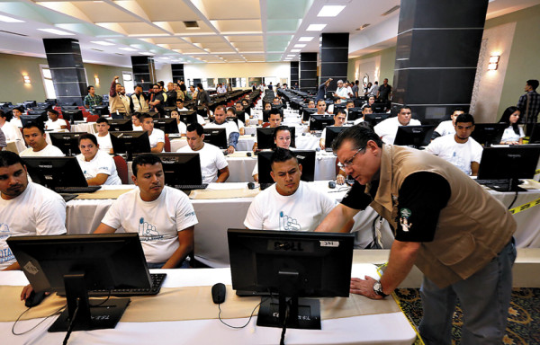 Mareros ponen la nota negra en prueba de transmisión de resultados