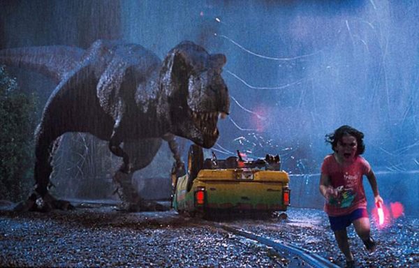 Niña corre aterrorizada de un pavo real y le hacen graciosos memes