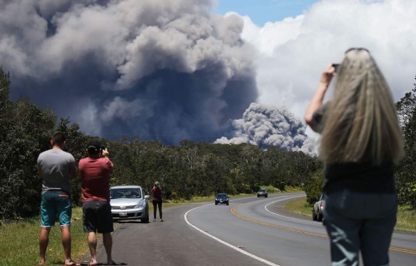 Imágenes de la nube de ceniza volcánica que provocó el volcán Kilauea en Hawái