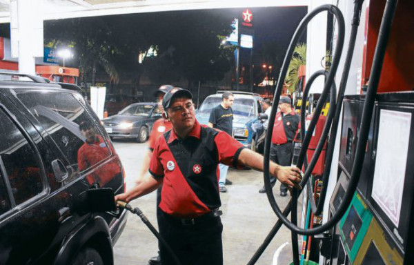 Gobierno anuncia este día tercera rebaja a carburantes en Honduras