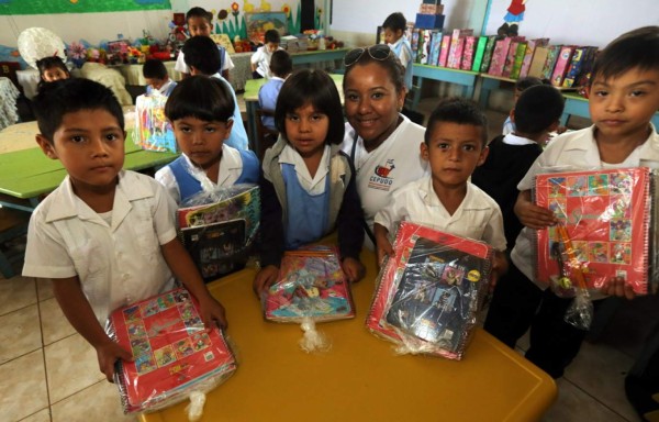 Un centenar de niños reciben apoyo para su educación