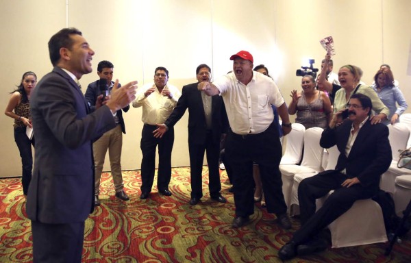 Libre irrumpe conferencia del venezolano Robert Carmona