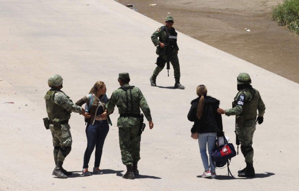 Una niña corre mientras su madre es detenida: las dramáticas imágenes de la captura de migrantes en México